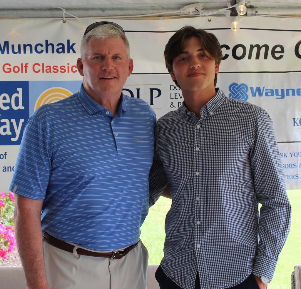 Mike Munchak posing with a student winner